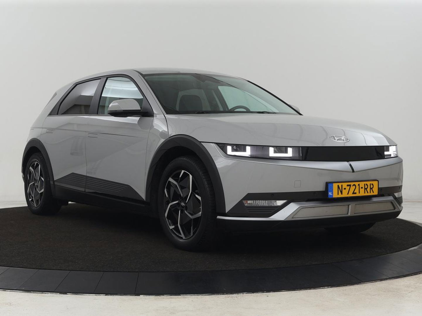 Hyundai IONIQ 5 Connect 73kWh | Trekhaak | Stoel & stuurverwarming | Half leder | Adaptive cruise | Carplay | 19'' | Keyless | Camera | Navigatie | Vehicle-to-load | Parkeerhulp