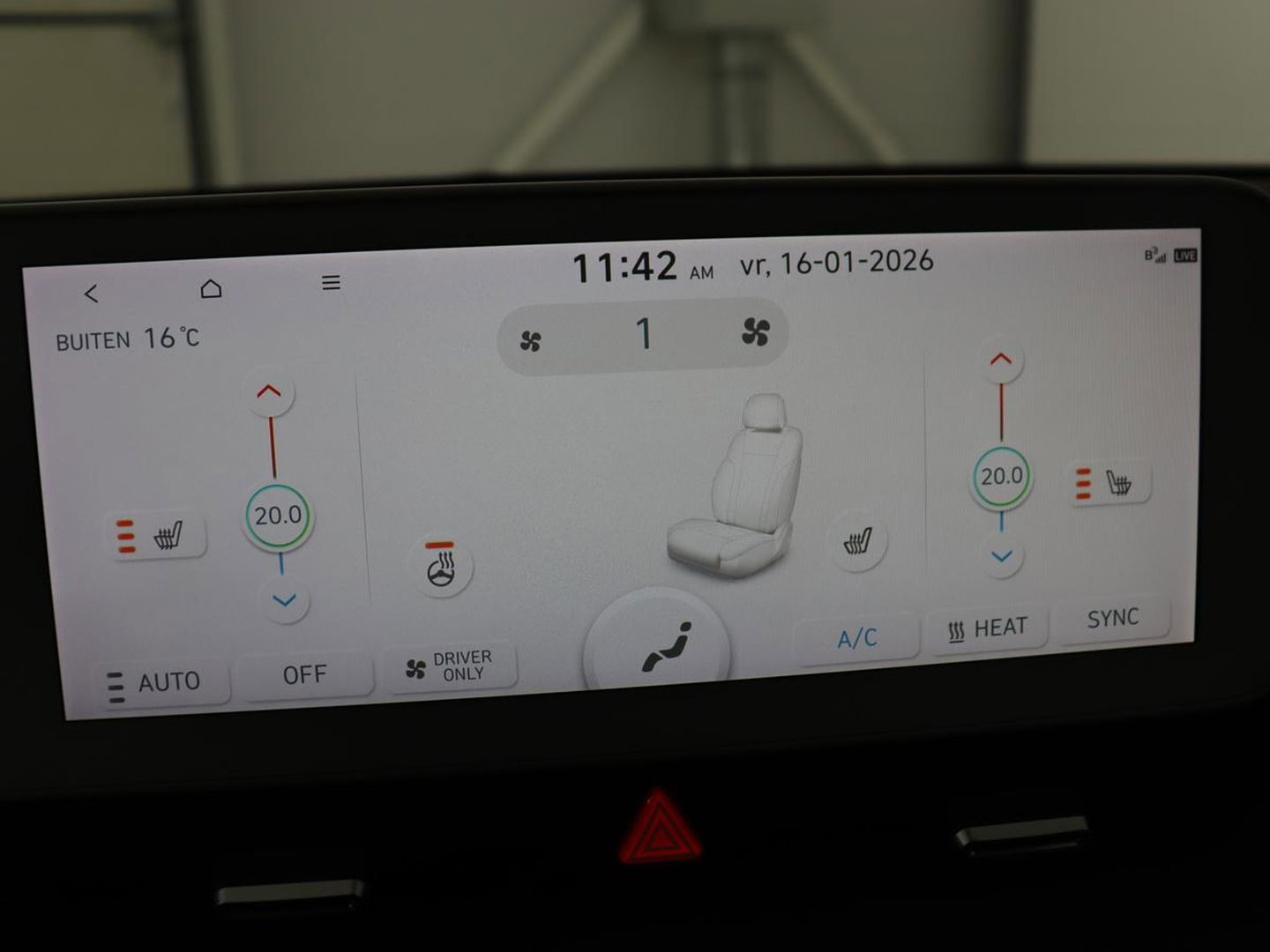 Hyundai IONIQ 5 Connect 73kWh | Trekhaak | Stoel & stuurverwarming | Half leder | Adaptive cruise | Carplay | 19'' | Keyless | Camera | Navigatie | Vehicle-to-load | Parkeerhulp