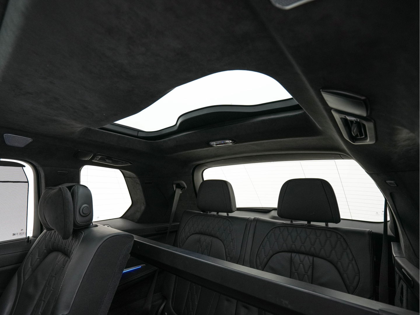 BMW X7 xDrive30d High Executive [ 7-Pers. ] *PANO | LASER-LED | HEAD-UP | SOFT-CLOSE | LUXURY-LEATHER | BOWERS&WILKINS | BLIND-SPOT | DIGI-COCKPIT | MEMORY-PACK | TOP-VIEW | PRIVACY-GLASS | NAVI-FULLMAP | 22''ALU | TOWB