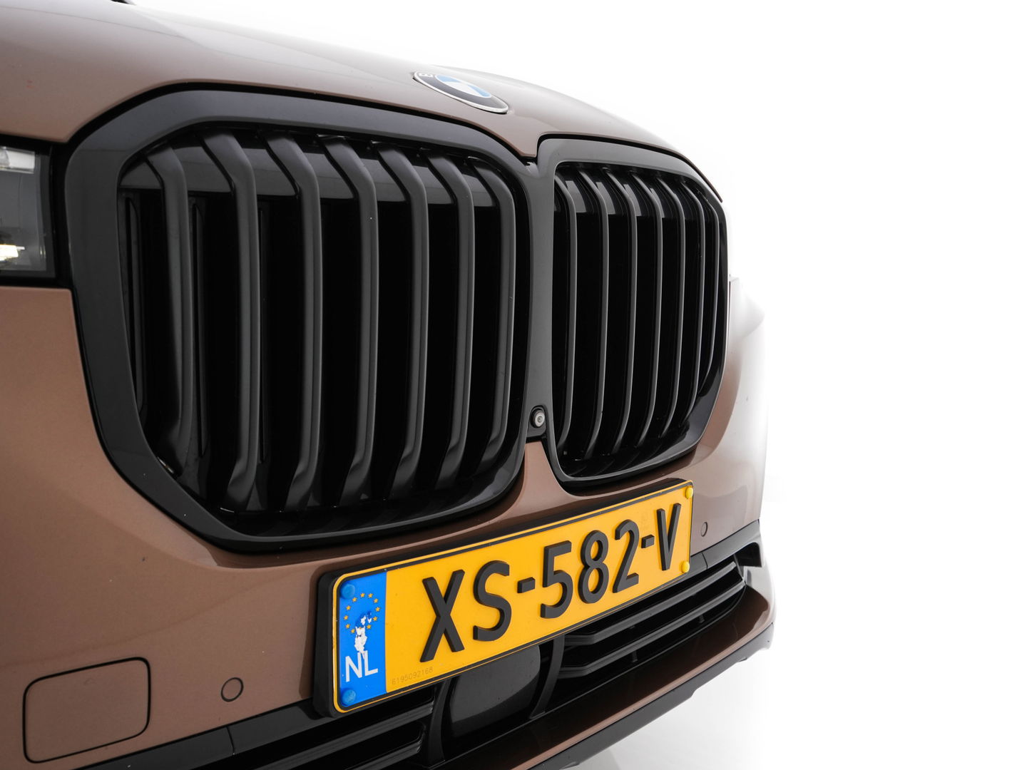 BMW X7 xDrive30d High Executive [ 7-Pers. ] *PANO | LASER-LED | HEAD-UP | SOFT-CLOSE | LUXURY-LEATHER | BOWERS&WILKINS | BLIND-SPOT | DIGI-COCKPIT | MEMORY-PACK | TOP-VIEW | PRIVACY-GLASS | NAVI-FULLMAP | 22''ALU | TOWB