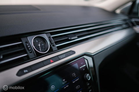 Volkswagen Passat Variant 1.4 TSI ACT Highline Business R | VC | ACC | Camera | Alcantara | Trekhaak | Dealer onderhouden | LED | Rijklaar |