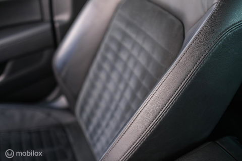 Volkswagen Passat Variant 1.4 TSI ACT Highline Business R | VC | ACC | Camera | Alcantara | Trekhaak | Dealer onderhouden | LED | Rijklaar |