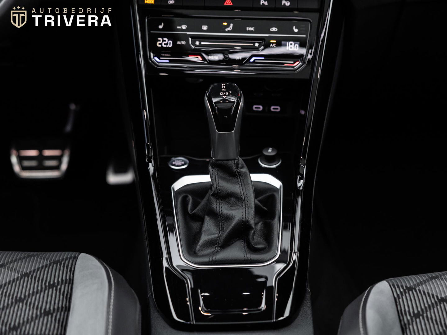 Volkswagen T-Roc 1.5 TSI R-Line I Automaat I PANO I LMV I Volledig dealeronderhouden I 2de eigenaar