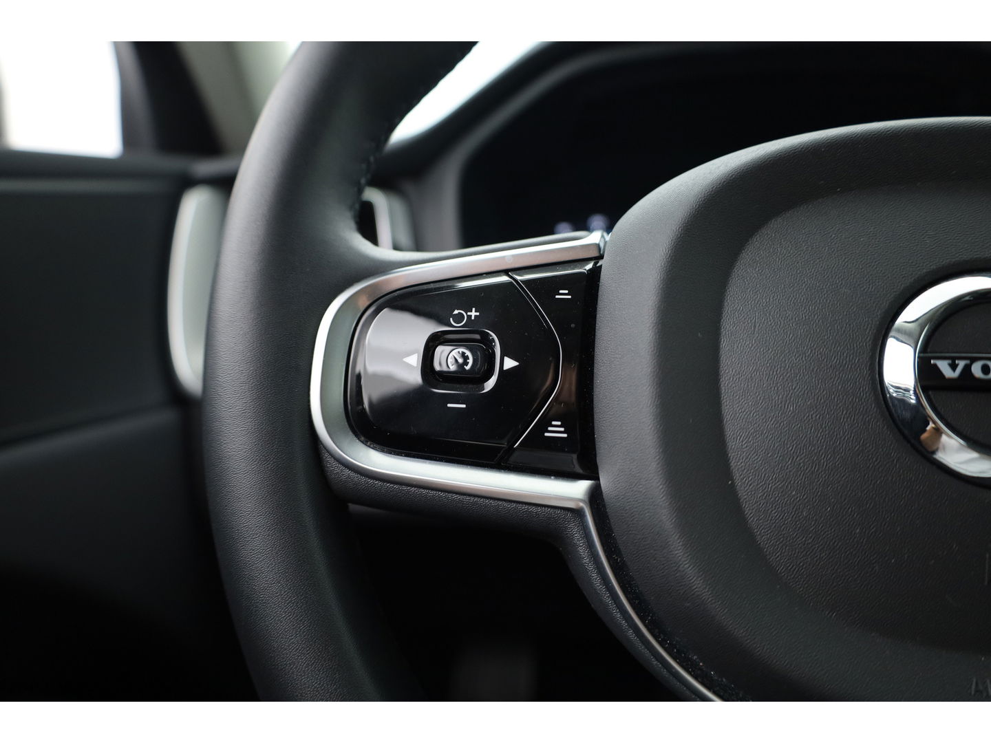 Volvo XC60 2.0 T6 Plug-in hybrid AWD Plus Dark | Long Range | Pano-dak | Camera | 4x Stoel + stuurverw. | Elek. stoelen |