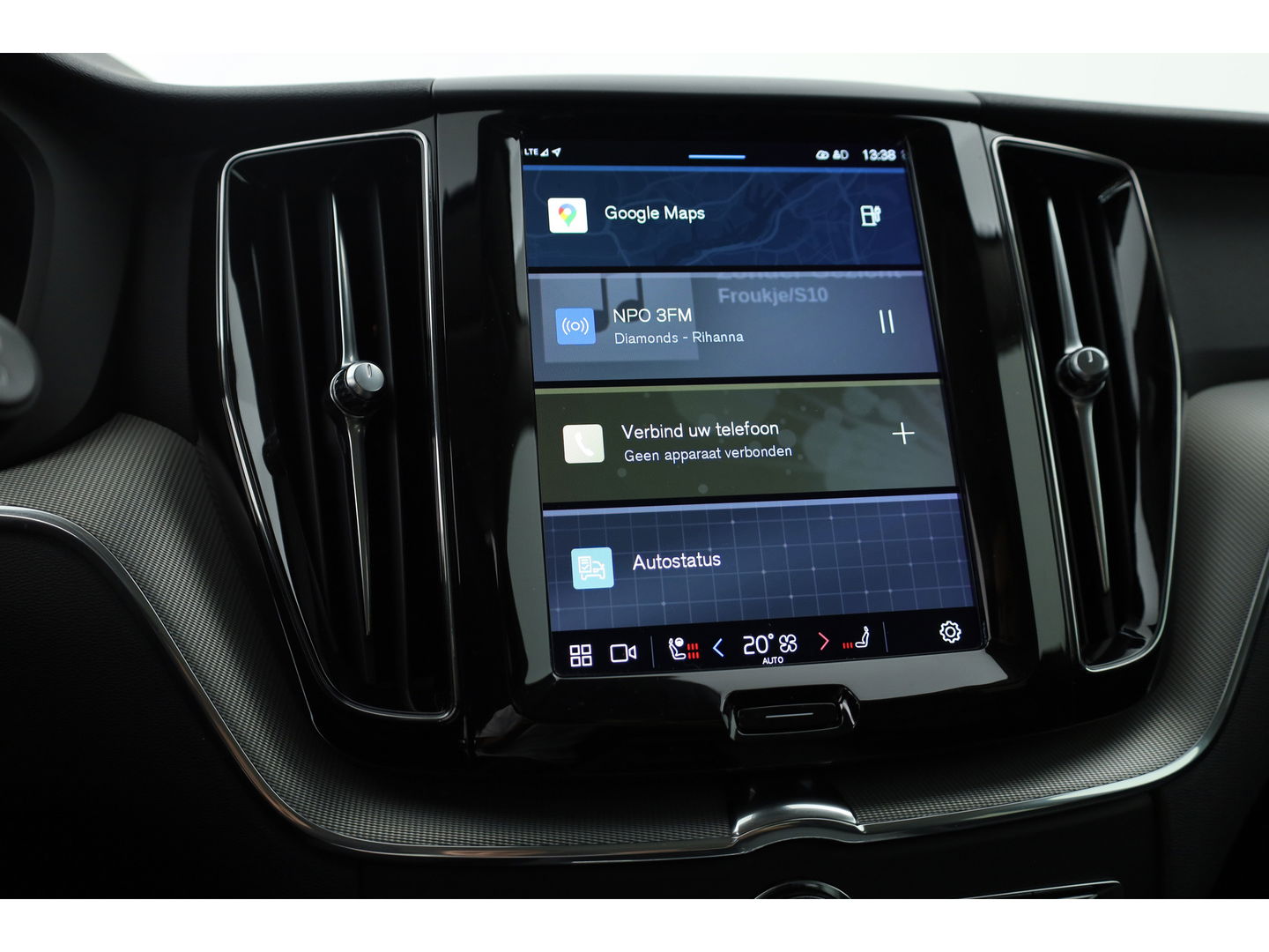 Volvo XC60 2.0 T6 Plug-in hybrid AWD Plus Dark | Long Range | Pano-dak | Camera | 4x Stoel + stuurverw. | Elek. stoelen |