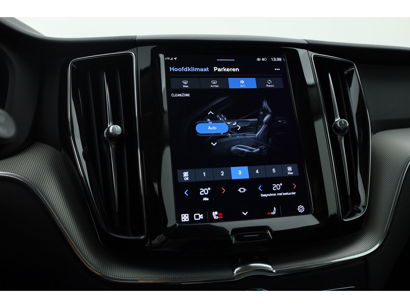 Volvo XC60 2.0 T6 Plug-in hybrid AWD Plus Dark | Long Range | Pano-dak | Camera | 4x Stoel + stuurverw. | Elek. stoelen |