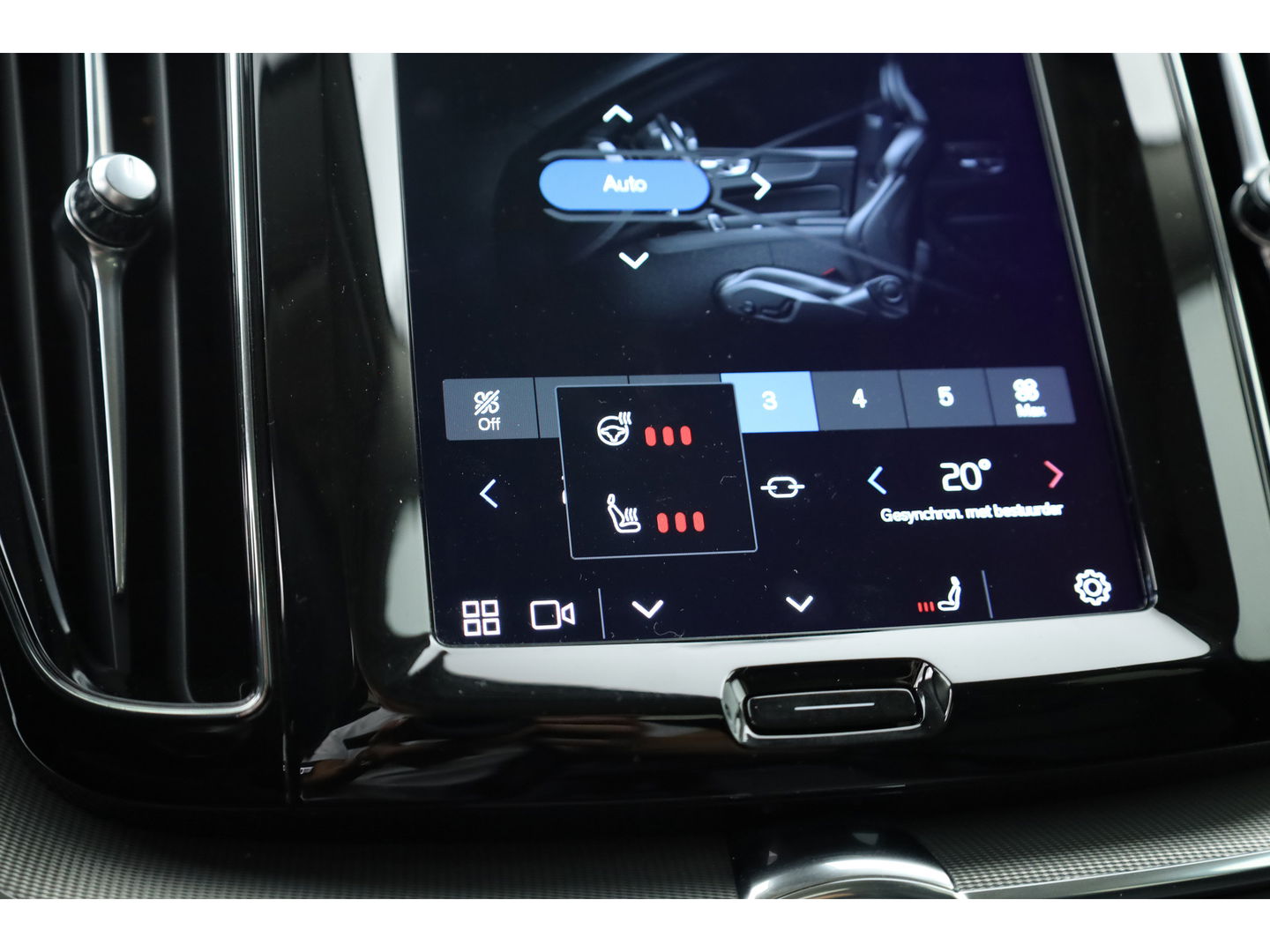 Volvo XC60 2.0 T6 Plug-in hybrid AWD Plus Dark | Long Range | Pano-dak | Camera | 4x Stoel + stuurverw. | Elek. stoelen |