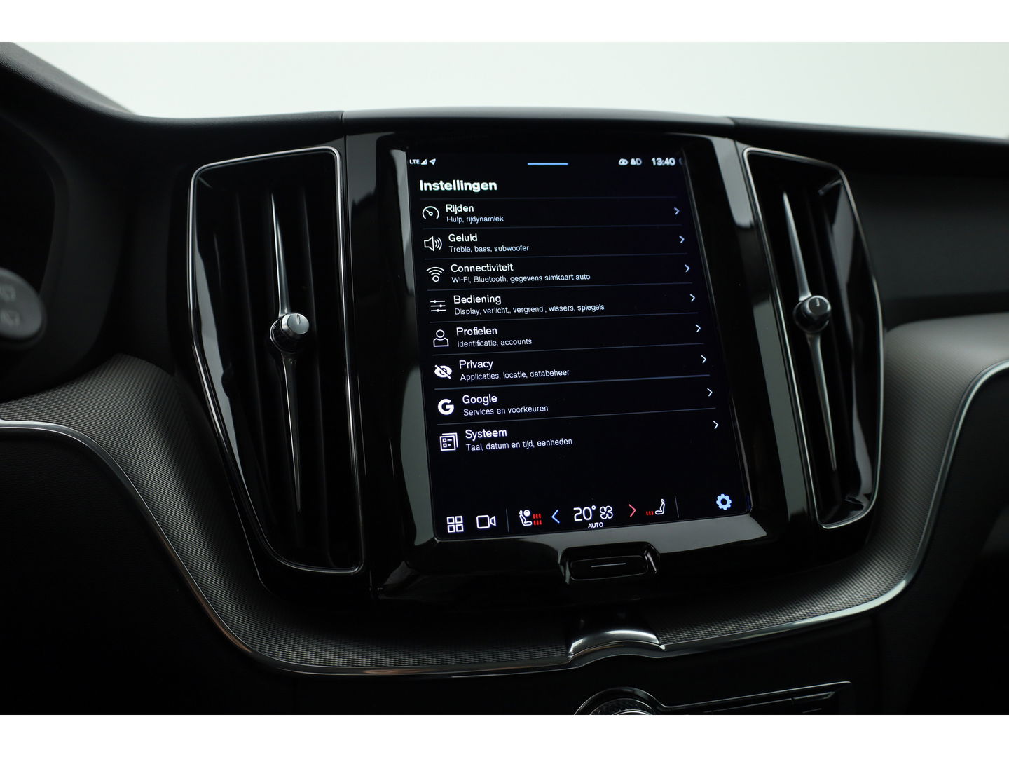 Volvo XC60 2.0 T6 Plug-in hybrid AWD Plus Dark | Long Range | Pano-dak | Camera | 4x Stoel + stuurverw. | Elek. stoelen |