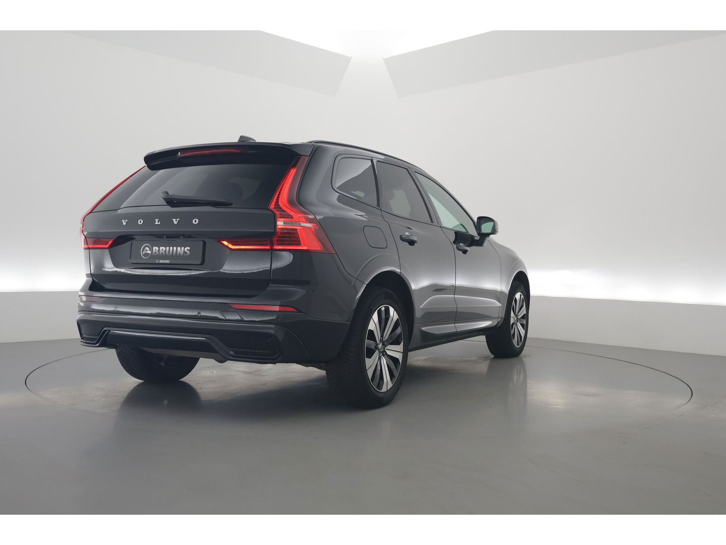 Volvo XC60 2.0 T6 Plug-in hybrid AWD Plus Dark | Long Range | Pano-dak | Camera | 4x Stoel + stuurverw. | Elek. stoelen |