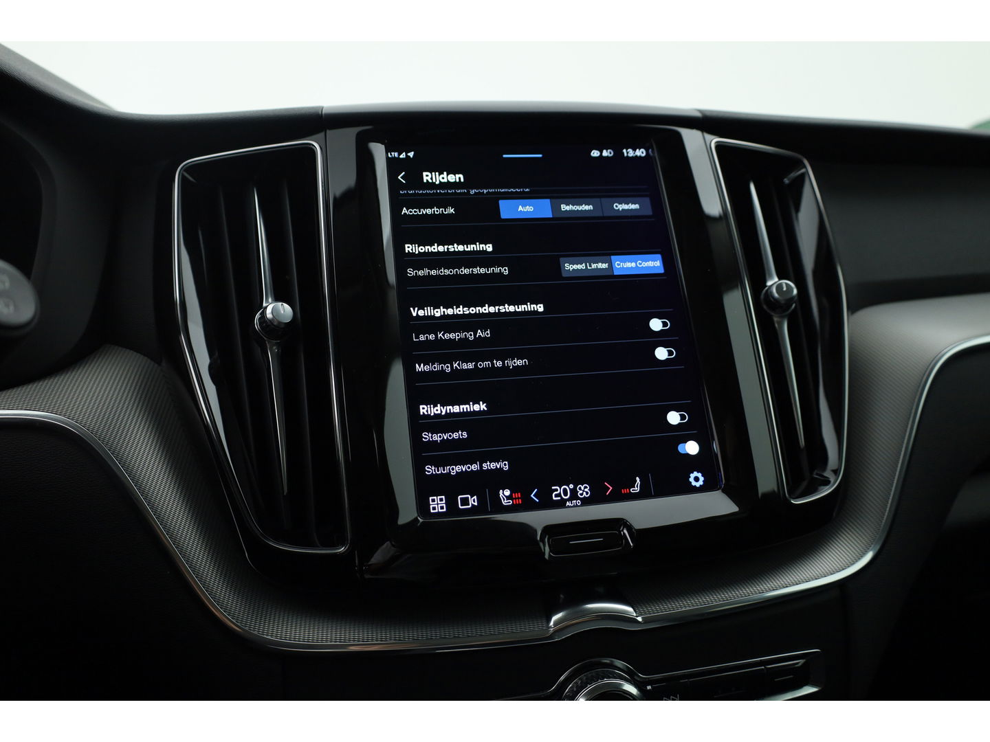 Volvo XC60 2.0 T6 Plug-in hybrid AWD Plus Dark | Long Range | Pano-dak | Camera | 4x Stoel + stuurverw. | Elek. stoelen |