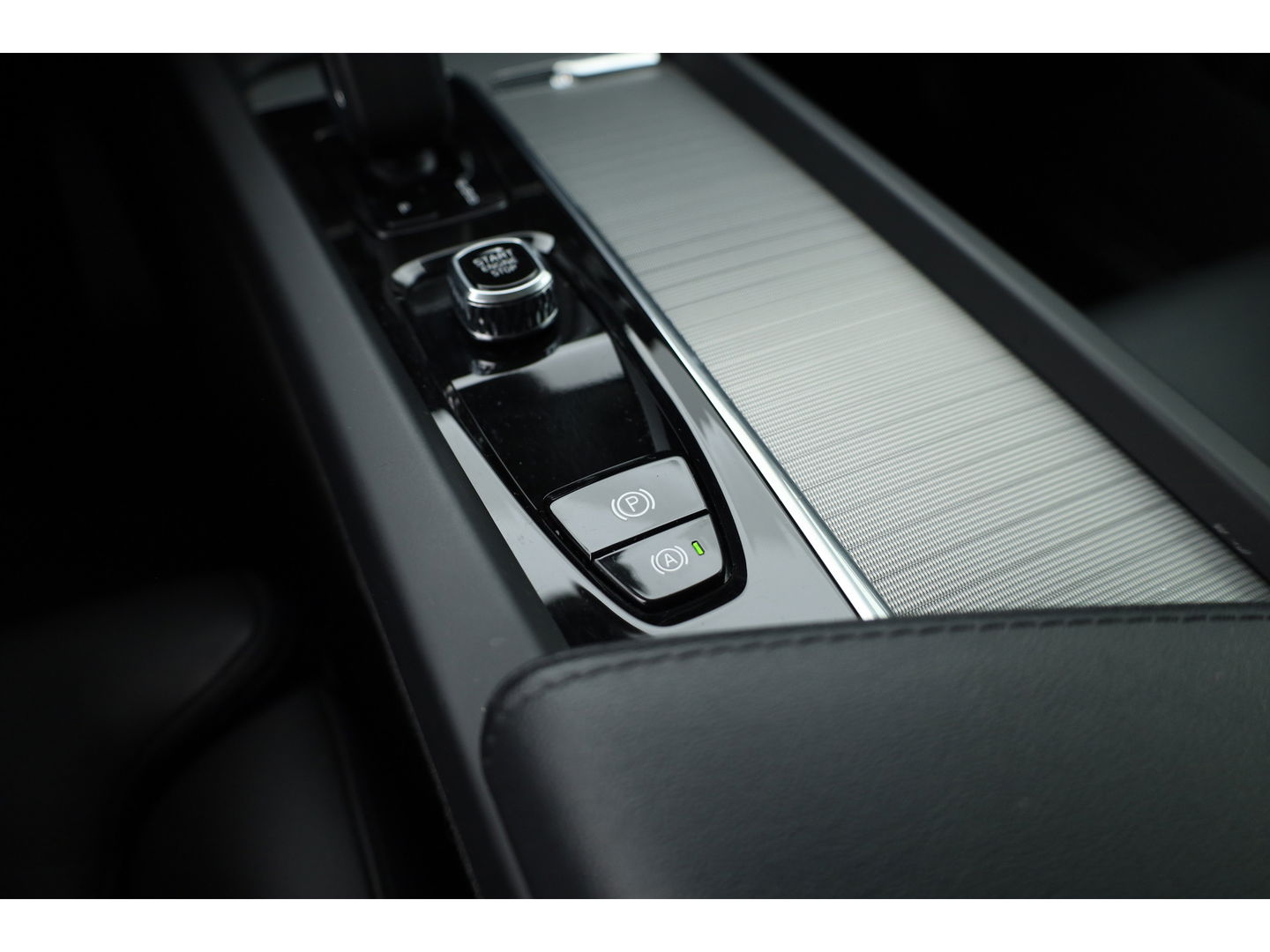 Volvo XC60 2.0 T6 Plug-in hybrid AWD Plus Dark | Long Range | Pano-dak | Camera | 4x Stoel + stuurverw. | Elek. stoelen |