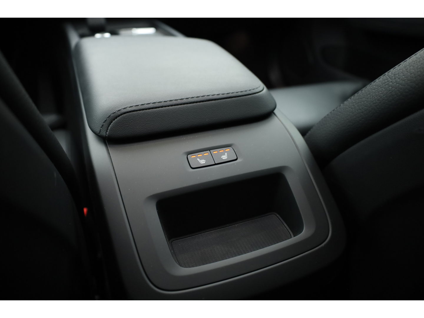 Volvo XC60 2.0 T6 Plug-in hybrid AWD Plus Dark | Long Range | Pano-dak | Camera | 4x Stoel + stuurverw. | Elek. stoelen |