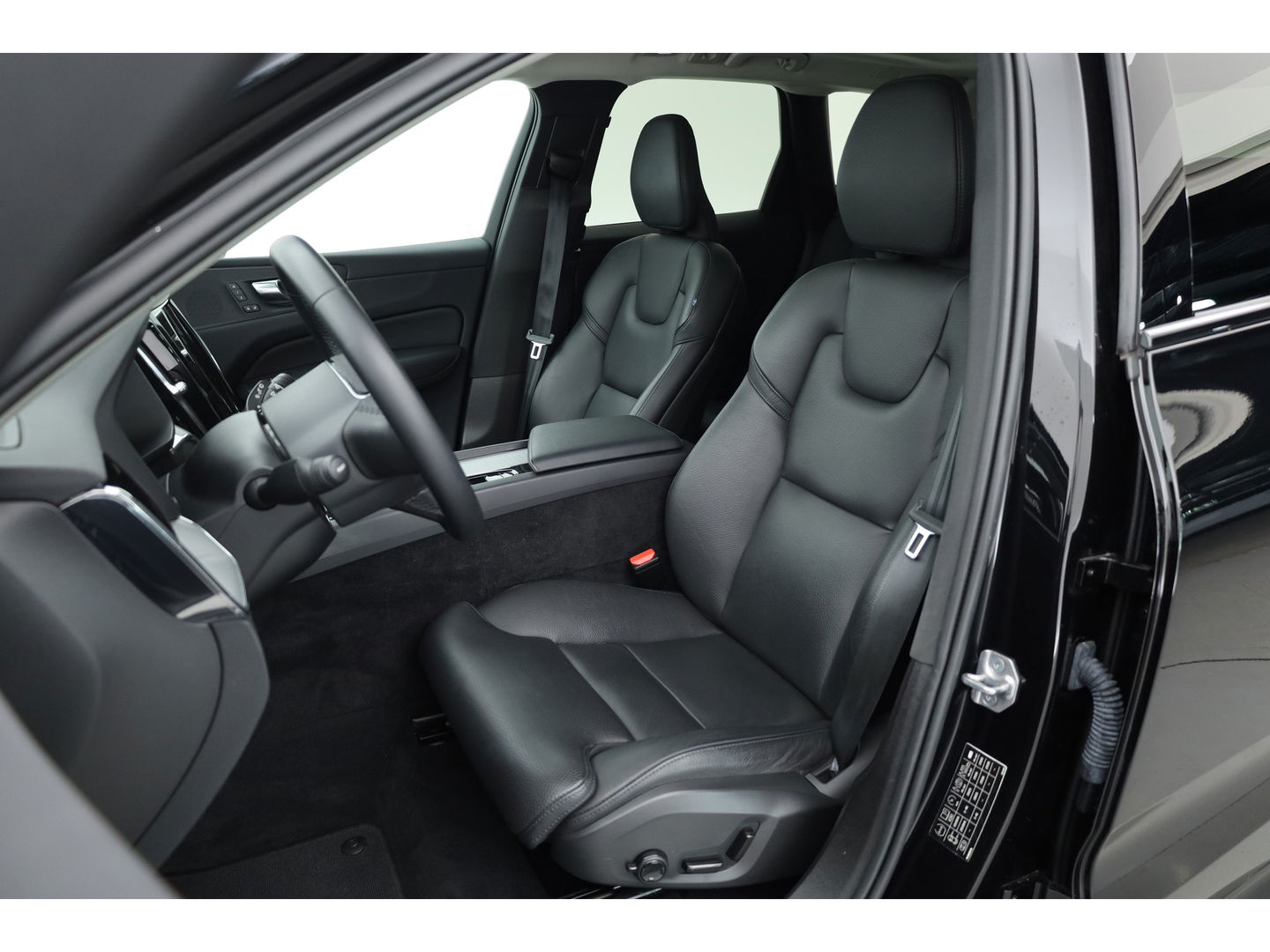 Volvo XC60 2.0 T6 Plug-in hybrid AWD Plus Dark | Long Range | Pano-dak | Camera | 4x Stoel + stuurverw. | Elek. stoelen |