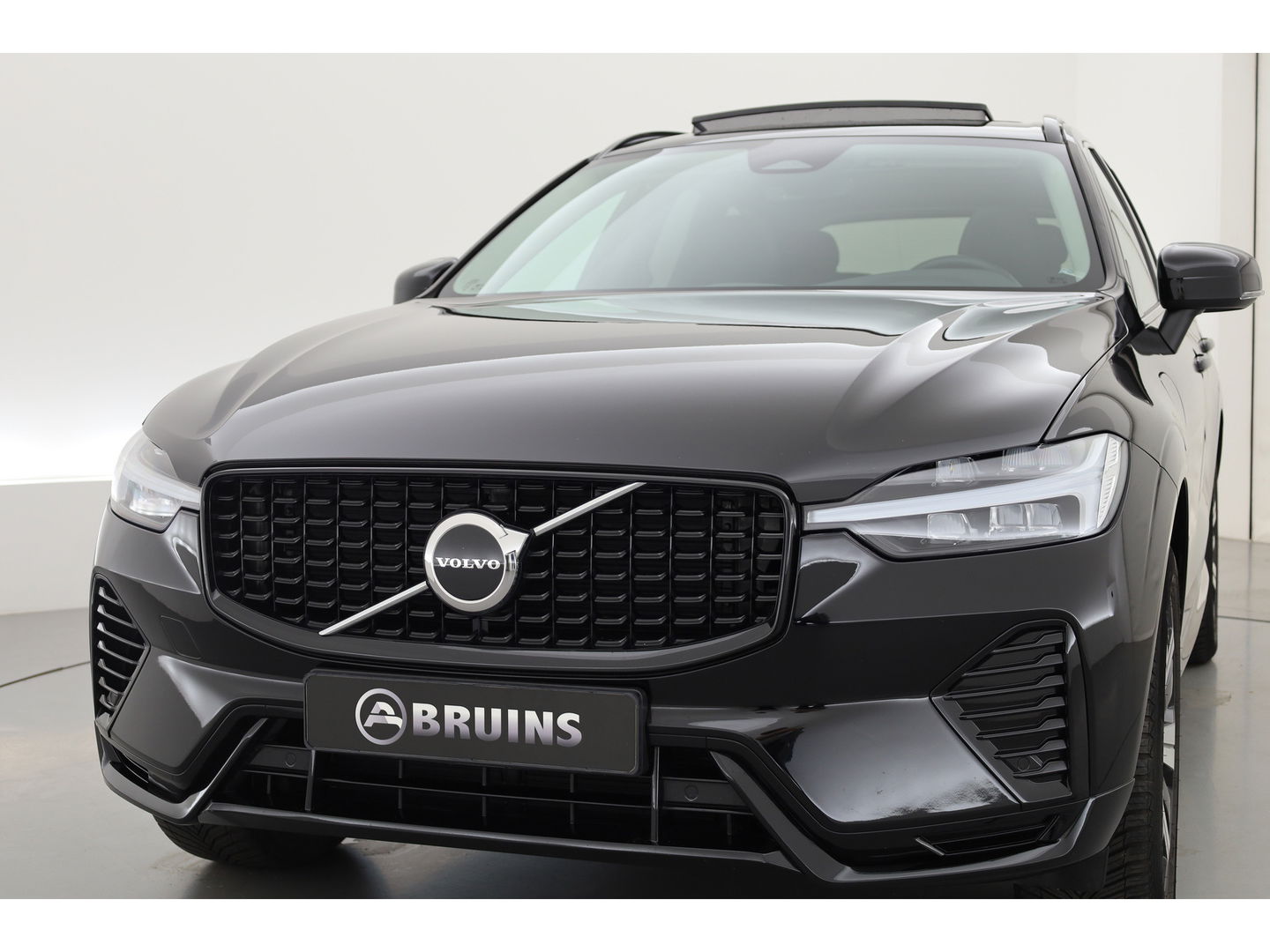 Volvo XC60 2.0 T6 Plug-in hybrid AWD Plus Dark | Long Range | Pano-dak | Camera | 4x Stoel + stuurverw. | Elek. stoelen |