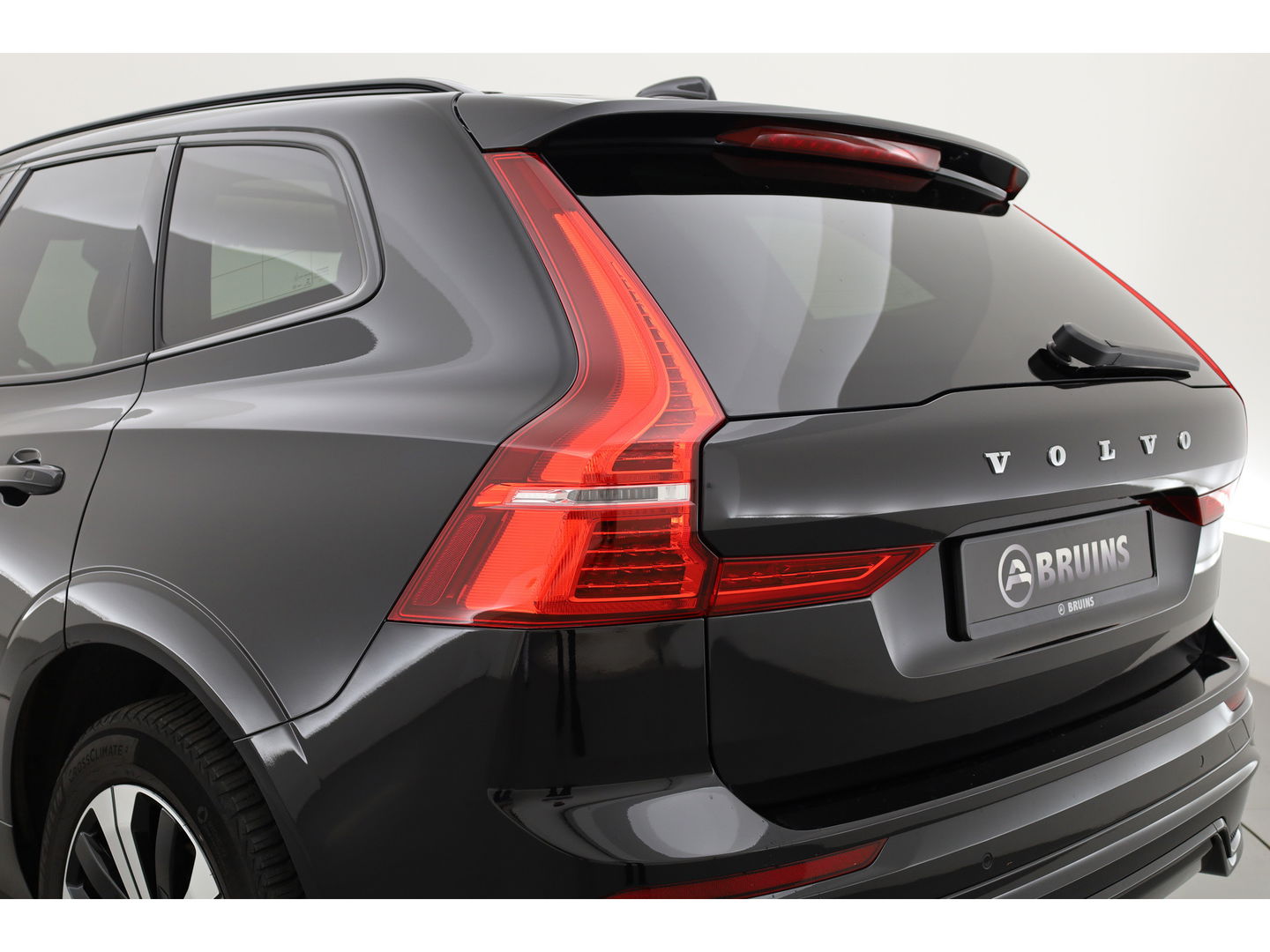 Volvo XC60 2.0 T6 Plug-in hybrid AWD Plus Dark | Long Range | Pano-dak | Camera | 4x Stoel + stuurverw. | Elek. stoelen |