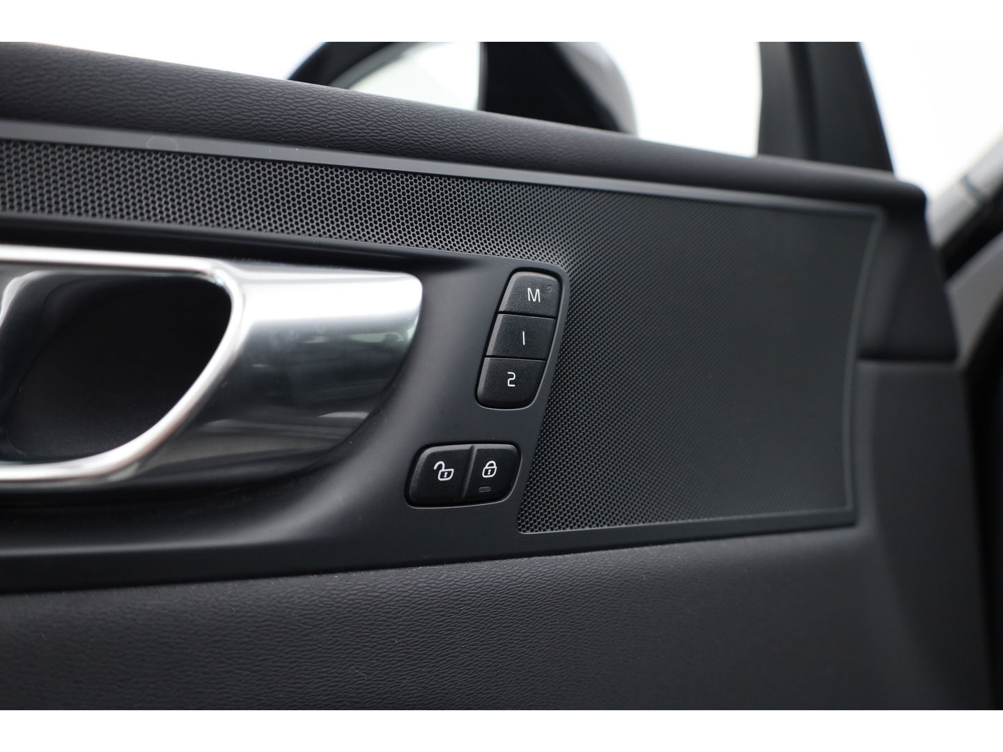 Volvo XC60 2.0 T6 Plug-in hybrid AWD Plus Dark | Long Range | Pano-dak | Camera | 4x Stoel + stuurverw. | Elek. stoelen |