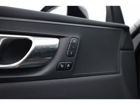 Volvo XC60 2.0 T6 Plug-in hybrid AWD Plus Dark | Long Range | Pano-dak | Camera | 4x Stoel + stuurverw. | Elek. stoelen |