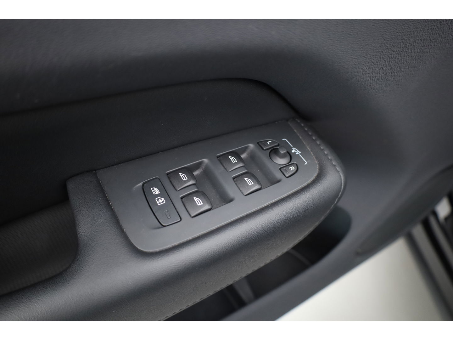 Volvo XC60 2.0 T6 Plug-in hybrid AWD Plus Dark | Long Range | Pano-dak | Camera | 4x Stoel + stuurverw. | Elek. stoelen |