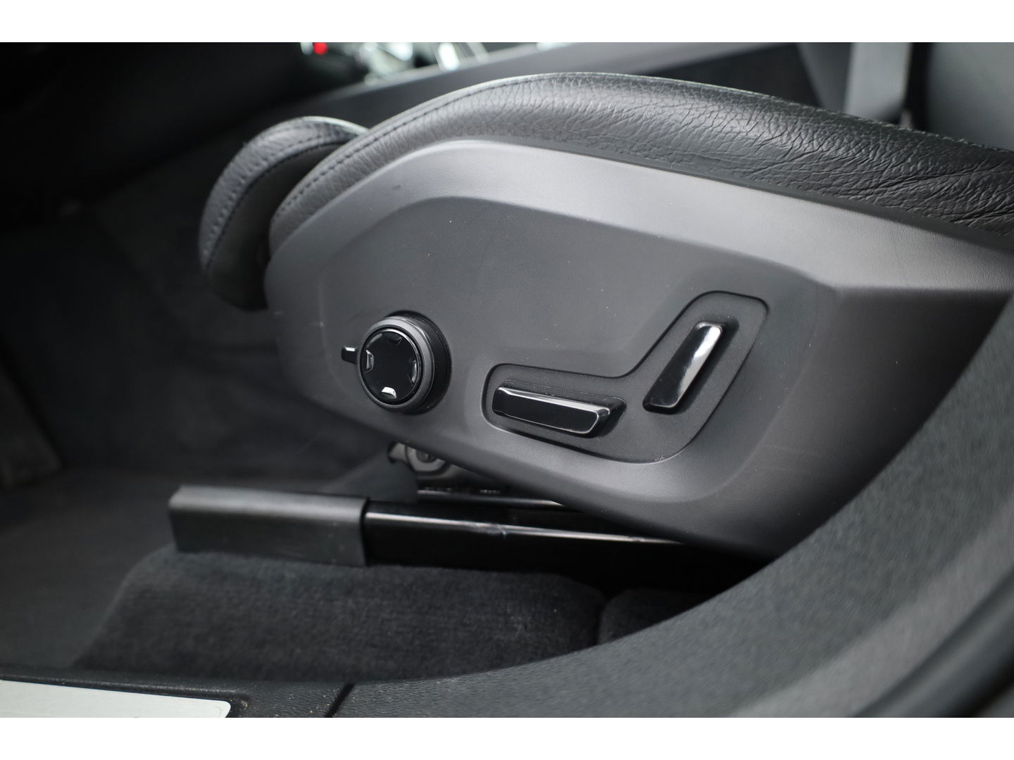 Volvo XC60 2.0 T6 Plug-in hybrid AWD Plus Dark | Long Range | Pano-dak | Camera | 4x Stoel + stuurverw. | Elek. stoelen |