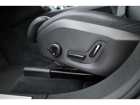 Volvo XC60 2.0 T6 Plug-in hybrid AWD Plus Dark | Long Range | Pano-dak | Camera | 4x Stoel + stuurverw. | Elek. stoelen |