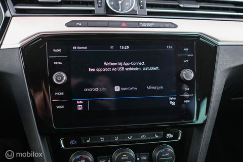 Volkswagen Passat Variant 1.4 TSI ACT Highline Business R | VC | ACC | Camera | Alcantara | Trekhaak | Dealer onderhouden | LED | Rijklaar |