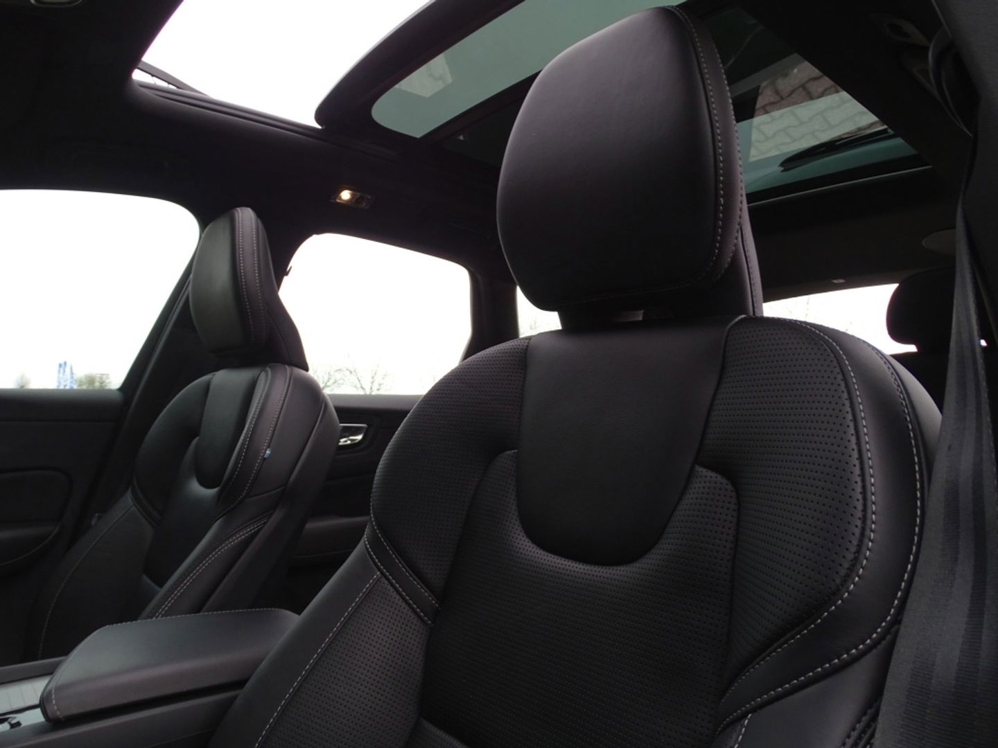 Volvo XC60 T8 392PK automaat AWD / R-Design / 360° *NAP*