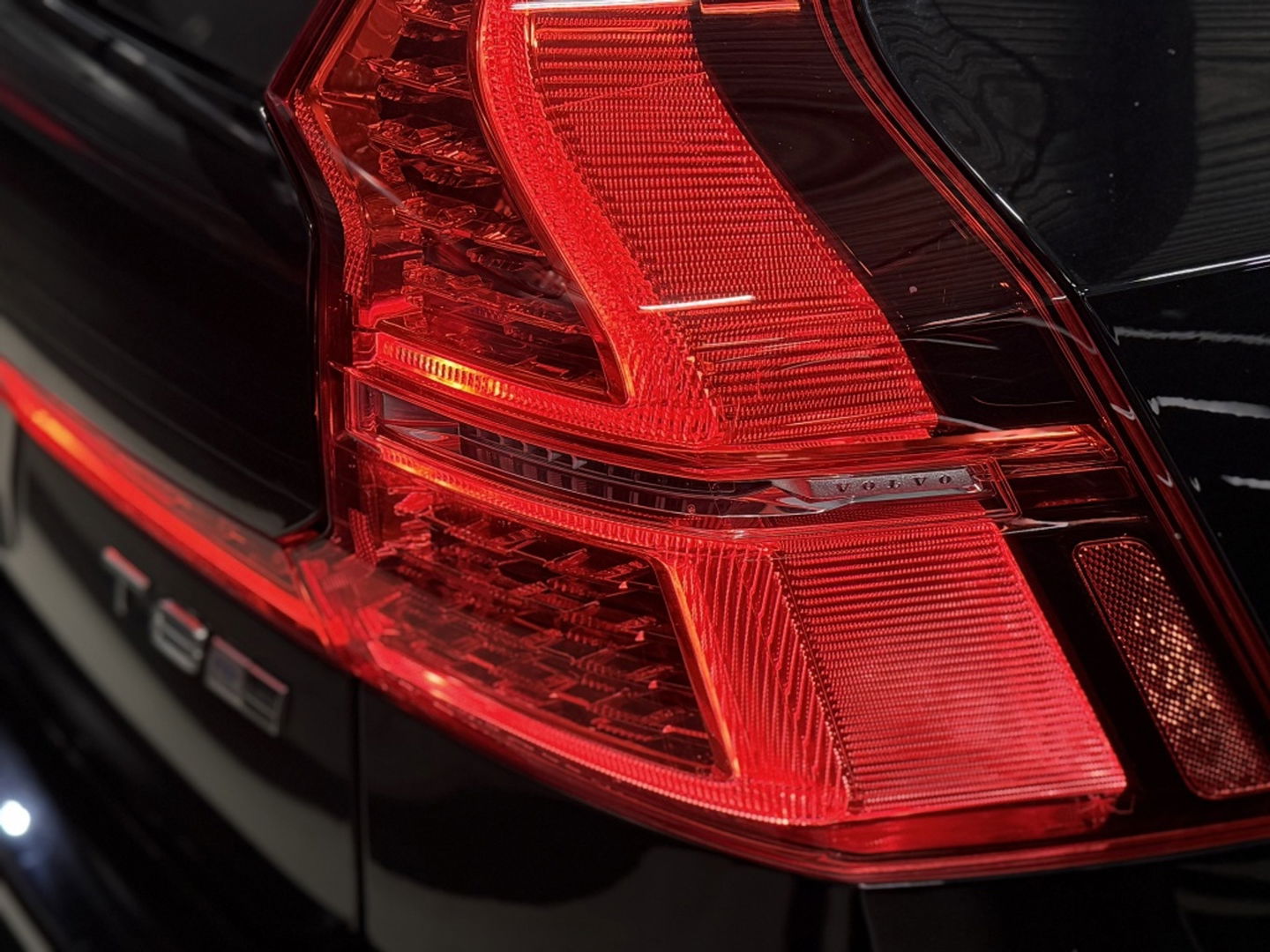 Volvo XC60 T8 392PK automaat AWD / R-Design / 360° *NAP*