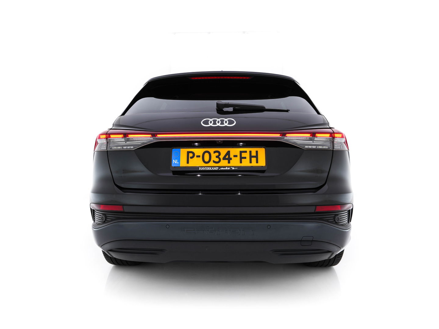 Audi Q4 e-tron 40 Launch edition Advanced Plus 77 kWh [3-Fase] {SOH-93%} (INCL-BTW) *HEATPUMP | ADAPT-CRUISE | MATRIX-LED | NAVI-FULLMAP | KEYLESS | CAMERA | DIGI-COCKPIT | DAB | AMBIENT-LIGHT | HEATED-SPORTSEATS | SHIFT-PADDLES | PRIVACY-GLASS | 19''ALU*