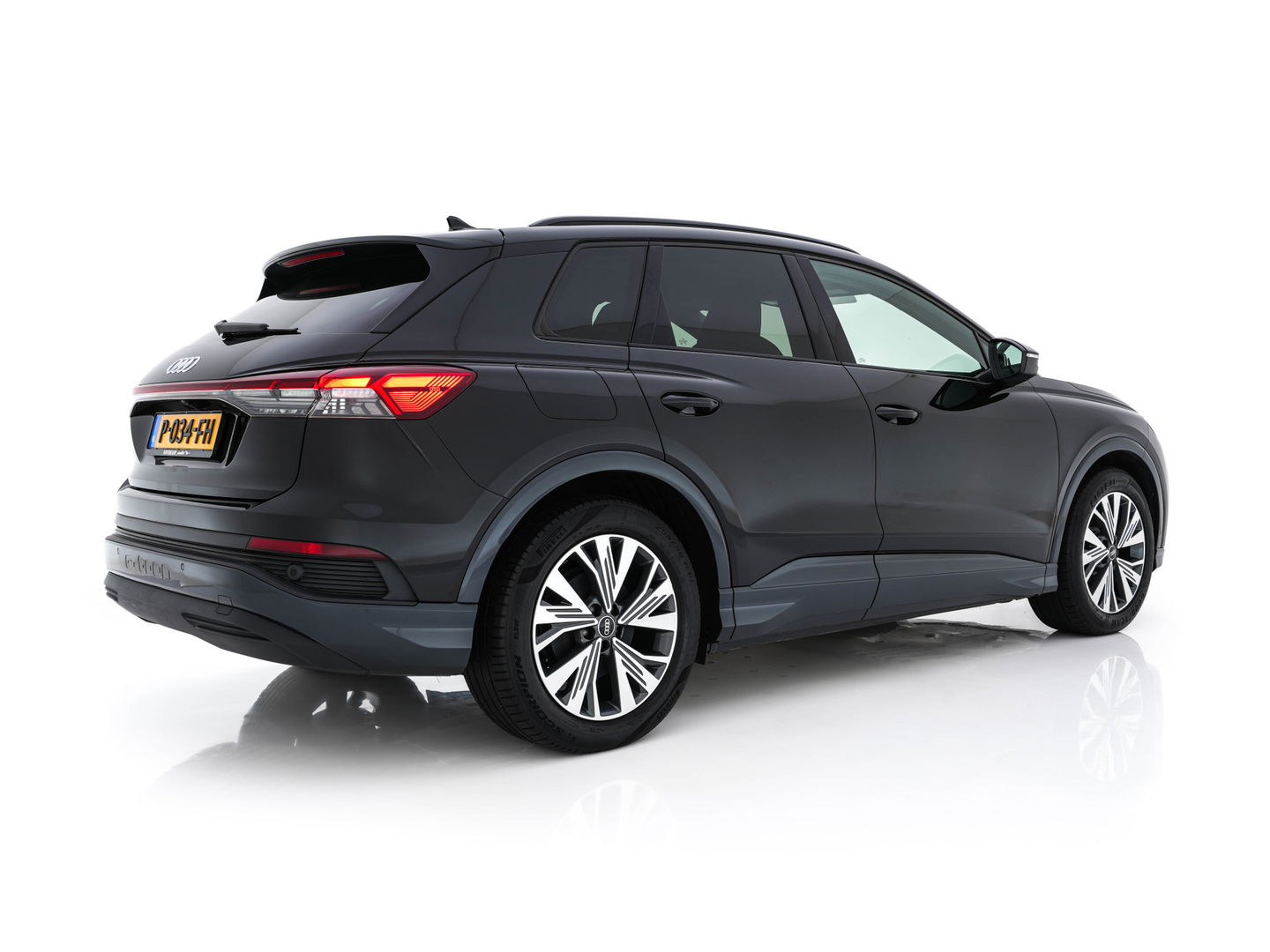 Audi Q4 e-tron 40 Launch edition Advanced Plus 77 kWh [3-Fase] {SOH-93%} (INCL-BTW) *HEATPUMP | ADAPT-CRUISE | MATRIX-LED | NAVI-FULLMAP | KEYLESS | CAMERA | DIGI-COCKPIT | DAB | AMBIENT-LIGHT | HEATED-SPORTSEATS | SHIFT-PADDLES | PRIVACY-GLASS | 19''ALU*