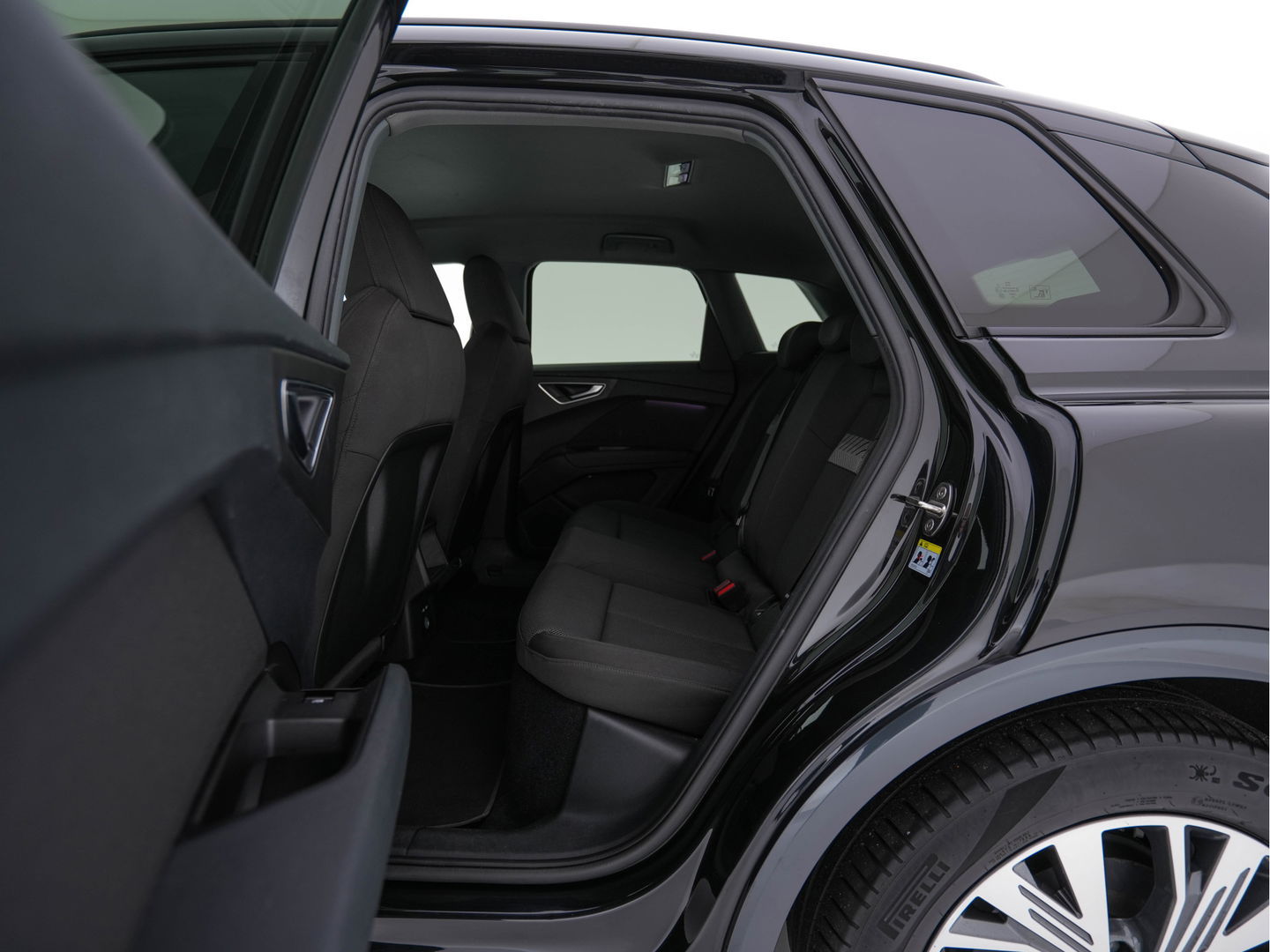 Audi Q4 e-tron 40 Launch edition Advanced Plus 77 kWh [3-Fase] {SOH-93%} (INCL-BTW) *HEATPUMP | ADAPT-CRUISE | MATRIX-LED | NAVI-FULLMAP | KEYLESS | CAMERA | DIGI-COCKPIT | DAB | AMBIENT-LIGHT | HEATED-SPORTSEATS | SHIFT-PADDLES | PRIVACY-GLASS | 19''ALU*