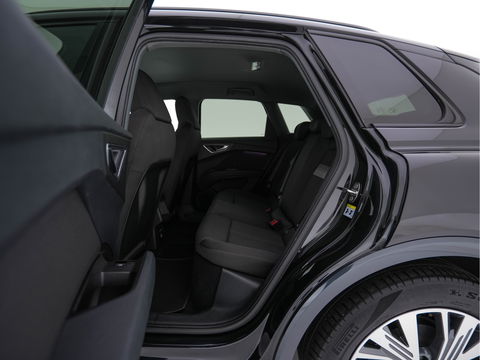 Audi Q4 e-tron 40 Launch edition Advanced Plus 77 kWh [3-Fase] {SOH-93%} (INCL-BTW) *HEATPUMP | ADAPT-CRUISE | MATRIX-LED | NAVI-FULLMAP | KEYLESS | CAMERA | DIGI-COCKPIT | DAB | AMBIENT-LIGHT | HEATED-SPORTSEATS | SHIFT-PADDLES | PRIVACY-GLASS | 19''ALU*