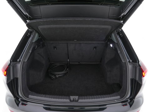 Audi Q4 e-tron 40 Launch edition Advanced Plus 77 kWh [3-Fase] {SOH-93%} (INCL-BTW) *HEATPUMP | ADAPT-CRUISE | MATRIX-LED | NAVI-FULLMAP | KEYLESS | CAMERA | DIGI-COCKPIT | DAB | AMBIENT-LIGHT | HEATED-SPORTSEATS | SHIFT-PADDLES | PRIVACY-GLASS | 19''ALU*