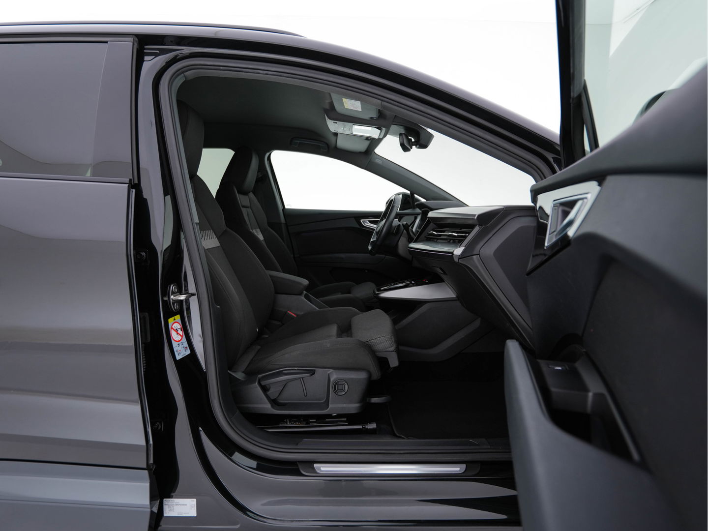 Audi Q4 e-tron 40 Launch edition Advanced Plus 77 kWh [3-Fase] {SOH-93%} (INCL-BTW) *HEATPUMP | ADAPT-CRUISE | MATRIX-LED | NAVI-FULLMAP | KEYLESS | CAMERA | DIGI-COCKPIT | DAB | AMBIENT-LIGHT | HEATED-SPORTSEATS | SHIFT-PADDLES | PRIVACY-GLASS | 19''ALU*