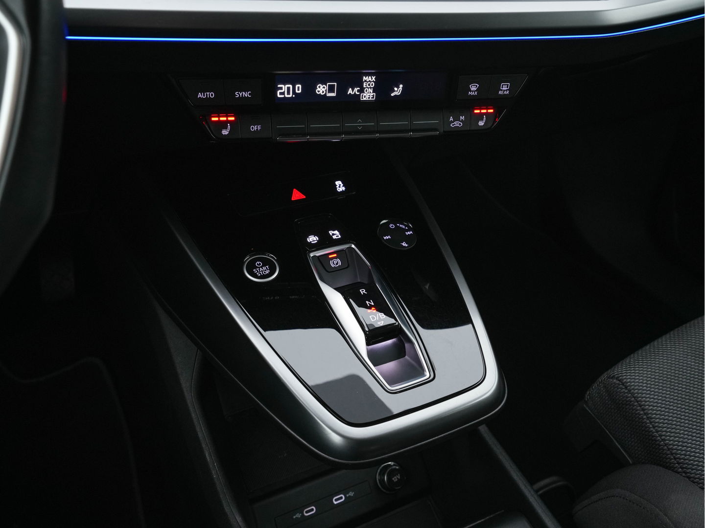 Audi Q4 e-tron 40 Launch edition Advanced Plus 77 kWh [3-Fase] {SOH-93%} (INCL-BTW) *HEATPUMP | ADAPT-CRUISE | MATRIX-LED | NAVI-FULLMAP | KEYLESS | CAMERA | DIGI-COCKPIT | DAB | AMBIENT-LIGHT | HEATED-SPORTSEATS | SHIFT-PADDLES | PRIVACY-GLASS | 19''ALU*