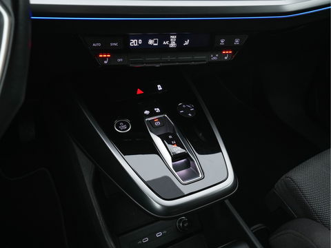 Audi Q4 e-tron 40 Launch edition Advanced Plus 77 kWh [3-Fase] {SOH-93%} (INCL-BTW) *HEATPUMP | ADAPT-CRUISE | MATRIX-LED | NAVI-FULLMAP | KEYLESS | CAMERA | DIGI-COCKPIT | DAB | AMBIENT-LIGHT | HEATED-SPORTSEATS | SHIFT-PADDLES | PRIVACY-GLASS | 19''ALU*