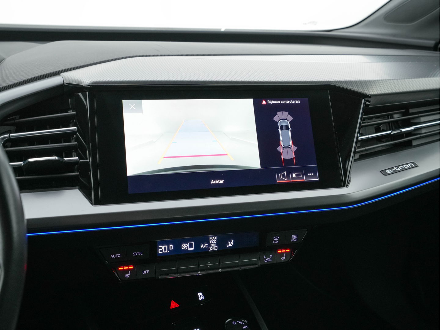 Audi Q4 e-tron 40 Launch edition Advanced Plus 77 kWh [3-Fase] {SOH-93%} (INCL-BTW) *HEATPUMP | ADAPT-CRUISE | MATRIX-LED | NAVI-FULLMAP | KEYLESS | CAMERA | DIGI-COCKPIT | DAB | AMBIENT-LIGHT | HEATED-SPORTSEATS | SHIFT-PADDLES | PRIVACY-GLASS | 19''ALU*