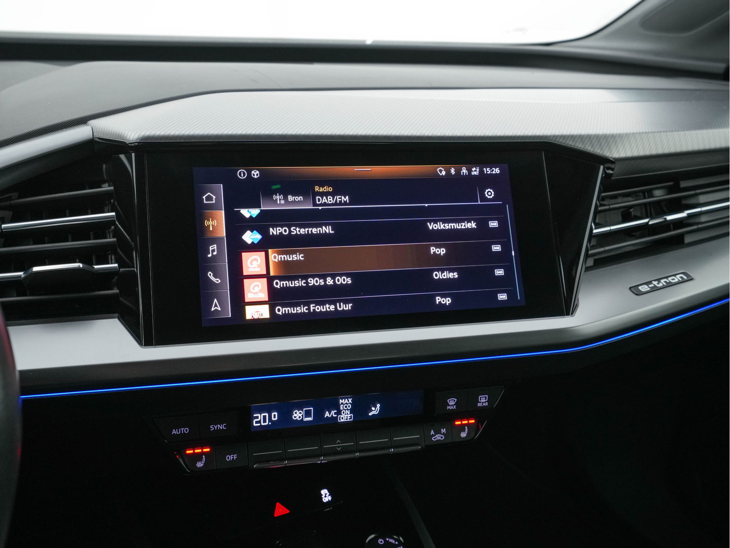 Audi Q4 e-tron 40 Launch edition Advanced Plus 77 kWh [3-Fase] {SOH-93%} (INCL-BTW) *HEATPUMP | ADAPT-CRUISE | MATRIX-LED | NAVI-FULLMAP | KEYLESS | CAMERA | DIGI-COCKPIT | DAB | AMBIENT-LIGHT | HEATED-SPORTSEATS | SHIFT-PADDLES | PRIVACY-GLASS | 19''ALU*