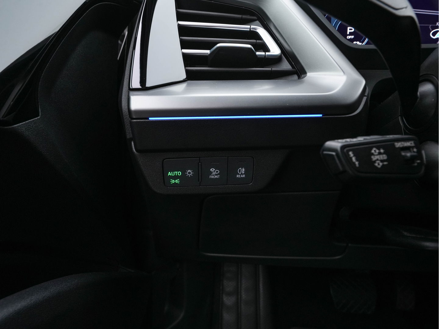 Audi Q4 e-tron 40 Launch edition Advanced Plus 77 kWh [3-Fase] {SOH-93%} (INCL-BTW) *HEATPUMP | ADAPT-CRUISE | MATRIX-LED | NAVI-FULLMAP | KEYLESS | CAMERA | DIGI-COCKPIT | DAB | AMBIENT-LIGHT | HEATED-SPORTSEATS | SHIFT-PADDLES | PRIVACY-GLASS | 19''ALU*