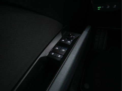 Audi Q4 e-tron 40 Launch edition Advanced Plus 77 kWh [3-Fase] {SOH-93%} (INCL-BTW) *HEATPUMP | ADAPT-CRUISE | MATRIX-LED | NAVI-FULLMAP | KEYLESS | CAMERA | DIGI-COCKPIT | DAB | AMBIENT-LIGHT | HEATED-SPORTSEATS | SHIFT-PADDLES | PRIVACY-GLASS | 19''ALU*