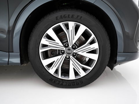 Audi Q4 e-tron 40 Launch edition Advanced Plus 77 kWh [3-Fase] {SOH-93%} (INCL-BTW) *HEATPUMP | ADAPT-CRUISE | MATRIX-LED | NAVI-FULLMAP | KEYLESS | CAMERA | DIGI-COCKPIT | DAB | AMBIENT-LIGHT | HEATED-SPORTSEATS | SHIFT-PADDLES | PRIVACY-GLASS | 19''ALU*