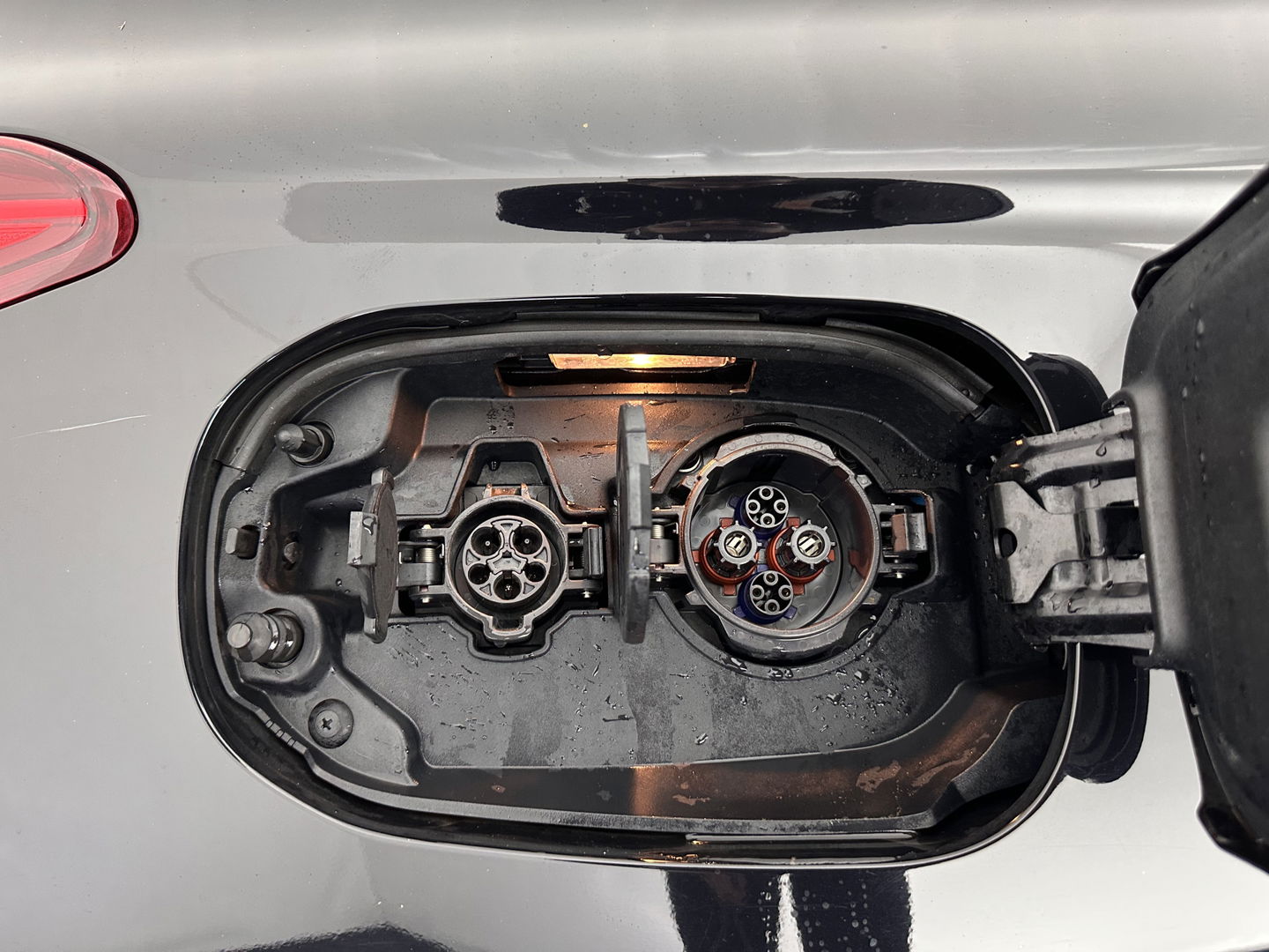 Mitsubishi Outlander 2.4 PHEV Intense (INCL.BTW) *LEATHER-MICROFIBRE | LED-LIGHTS | KEYLESS | CAMERA | HEATED-COMFORTSEATS | ECC | SHIFT-PADDLES | PDC | CRUISE | PRIVACY-GLASS | DAB | TOWBAR | 18''ALU *