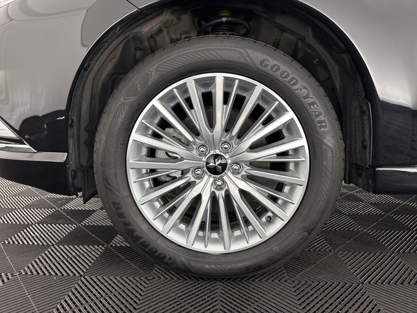 Mitsubishi Outlander 2.4 PHEV Intense (INCL.BTW) *LEATHER-MICROFIBRE | LED-LIGHTS | KEYLESS | CAMERA | HEATED-COMFORTSEATS | ECC | SHIFT-PADDLES | PDC | CRUISE | PRIVACY-GLASS | DAB | TOWBAR | 18''ALU *