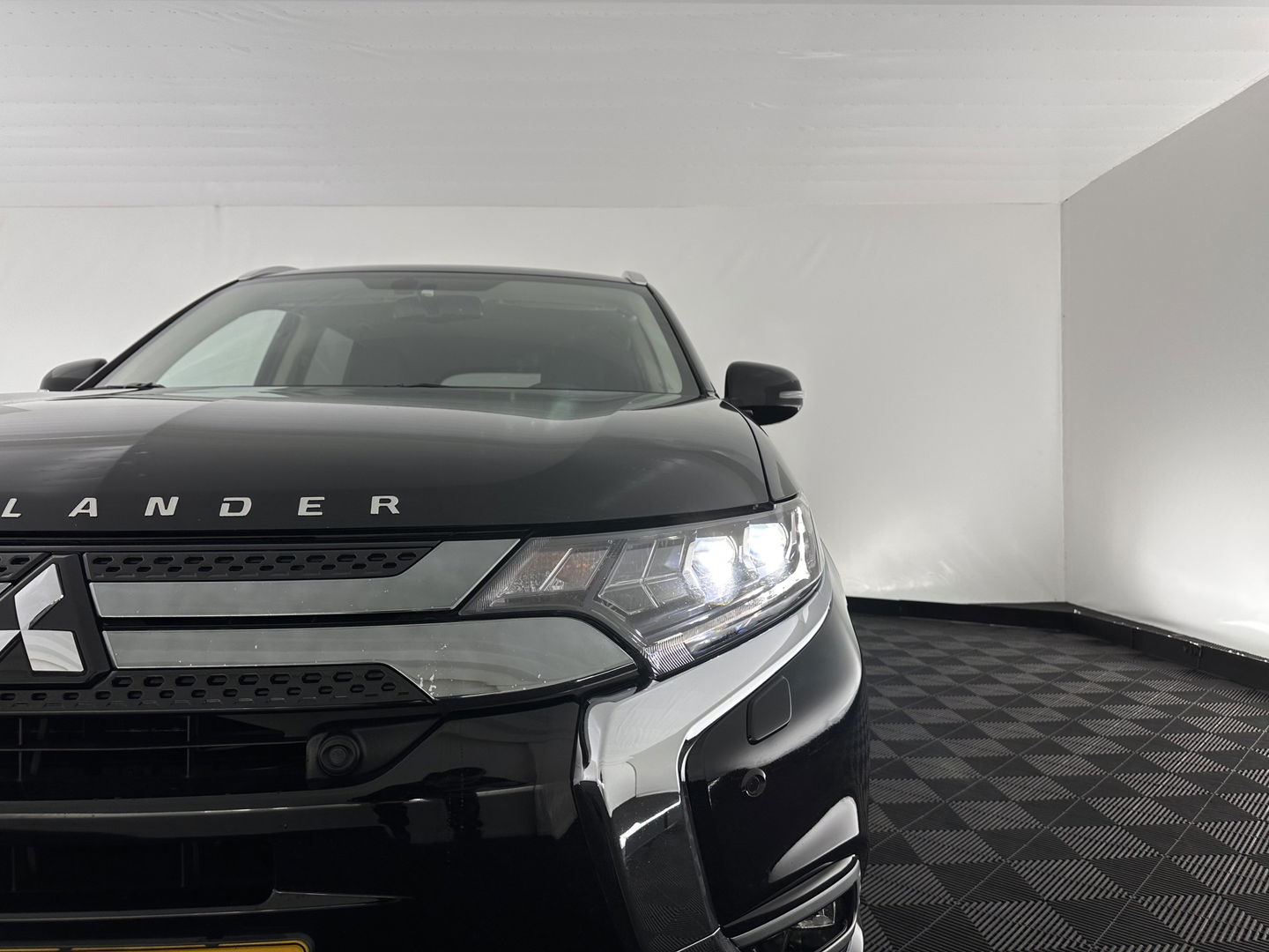 Mitsubishi Outlander 2.4 PHEV Intense (INCL.BTW) *LEATHER-MICROFIBRE | LED-LIGHTS | KEYLESS | CAMERA | HEATED-COMFORTSEATS | ECC | SHIFT-PADDLES | PDC | CRUISE | PRIVACY-GLASS | DAB | TOWBAR | 18''ALU *