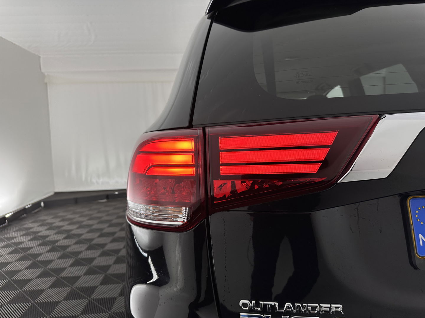 Mitsubishi Outlander 2.4 PHEV Intense (INCL.BTW) *LEATHER-MICROFIBRE | LED-LIGHTS | KEYLESS | CAMERA | HEATED-COMFORTSEATS | ECC | SHIFT-PADDLES | PDC | CRUISE | PRIVACY-GLASS | DAB | TOWBAR | 18''ALU *