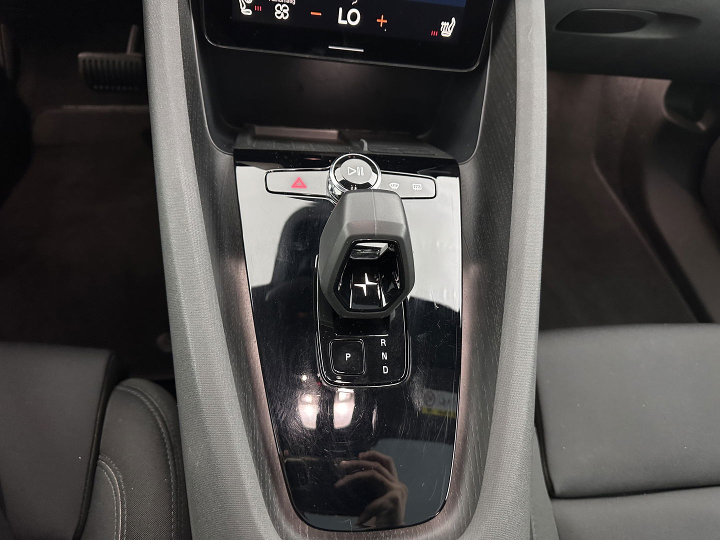 Polestar 2 Long Range Dual Motor Launch Edition 78kWh [ 3-Fase ] (INCL.BTW) *PANO | NAVI-FULLMAP | FULL-LED | ADAPTIVE-CRUISE | BLIND-SPOT | TOP-VIEW | KEYLESS | LANE-ASSIST | DIGI-COCKPIT | CARPLAY | DAB+ | HEATED-COMFORTSEATS | ECC | MEMORY-PACK | PDC |