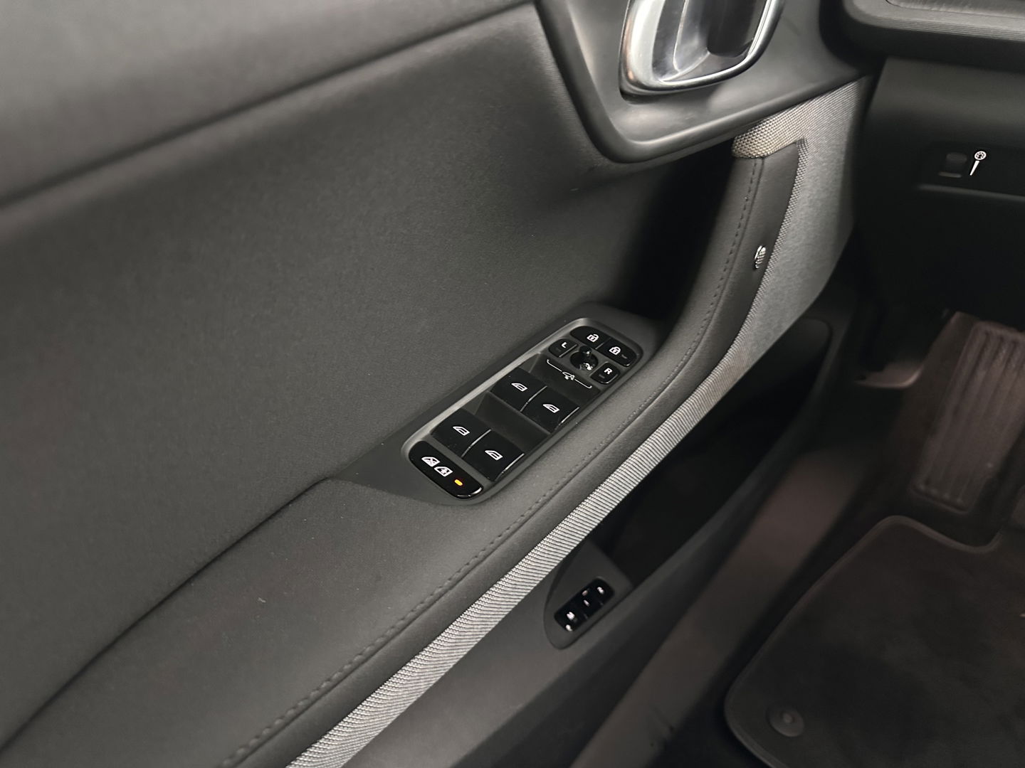 Polestar 2 Long Range Dual Motor Launch Edition 78kWh [ 3-Fase ] (INCL.BTW) *PANO | NAVI-FULLMAP | FULL-LED | ADAPTIVE-CRUISE | BLIND-SPOT | TOP-VIEW | KEYLESS | LANE-ASSIST | DIGI-COCKPIT | CARPLAY | DAB+ | HEATED-COMFORTSEATS | ECC | MEMORY-PACK | PDC |