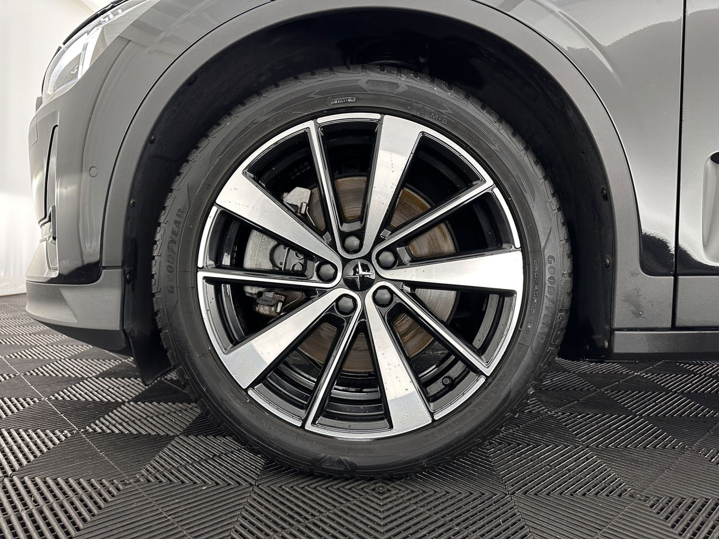 Polestar 2 Long Range Dual Motor Launch Edition 78kWh [ 3-Fase ] (INCL.BTW) *PANO | NAVI-FULLMAP | FULL-LED | ADAPTIVE-CRUISE | BLIND-SPOT | TOP-VIEW | KEYLESS | LANE-ASSIST | DIGI-COCKPIT | CARPLAY | DAB+ | HEATED-COMFORTSEATS | ECC | MEMORY-PACK | PDC |