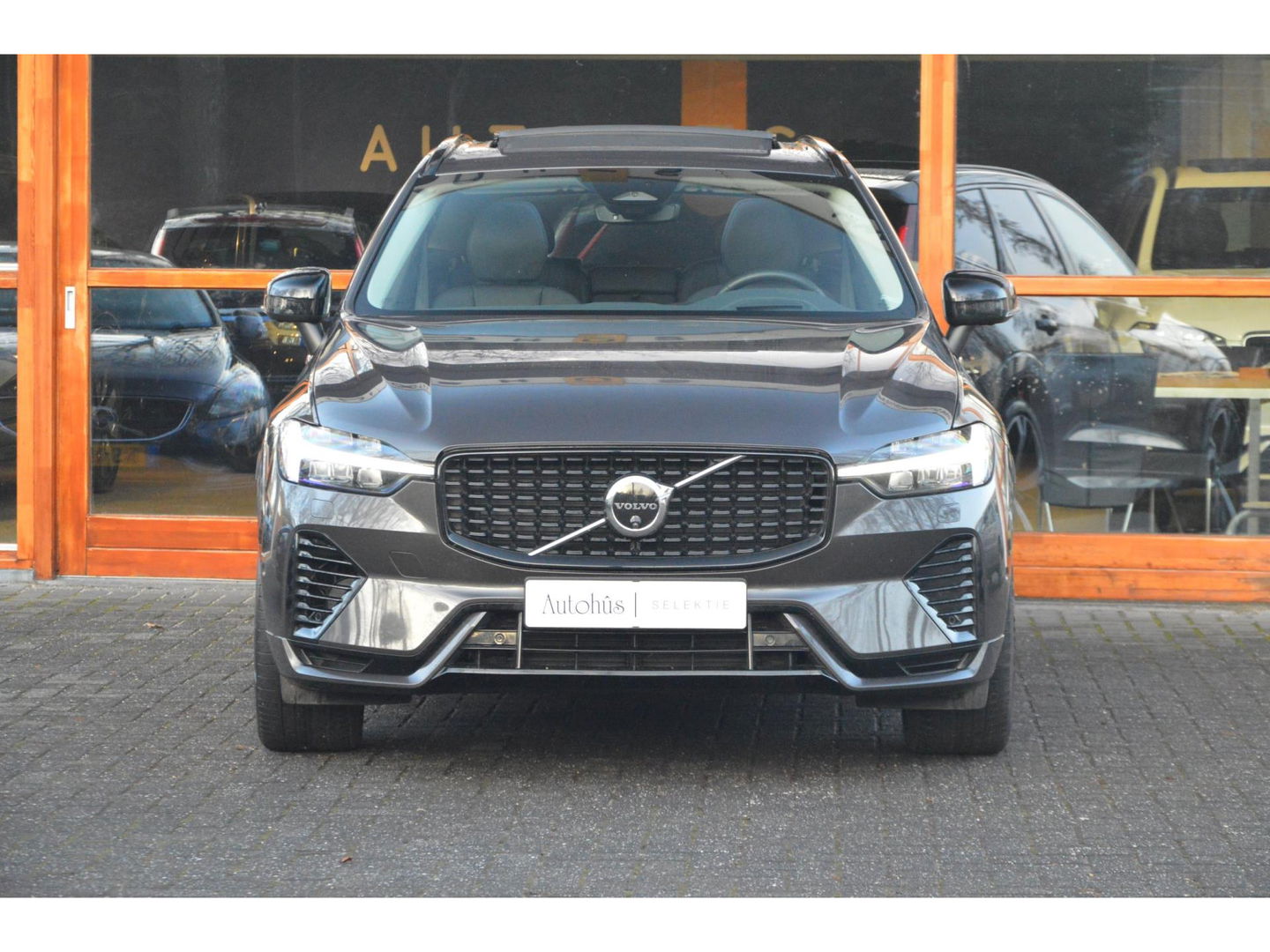 Volvo XC60 T8 Hybride AWD Plus Dark | Luchtvering | Head-Up | Panoramadak | 360° Camera | Trekhaak | Stoel + Stuur Verwarmd |