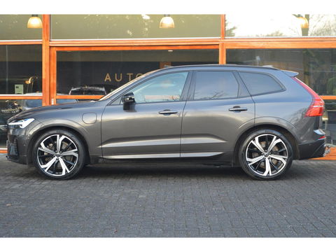 Volvo XC60 T8 Hybride AWD Plus Dark | Luchtvering | Head-Up | Panoramadak | 360° Camera | Trekhaak | Stoel + Stuur Verwarmd |