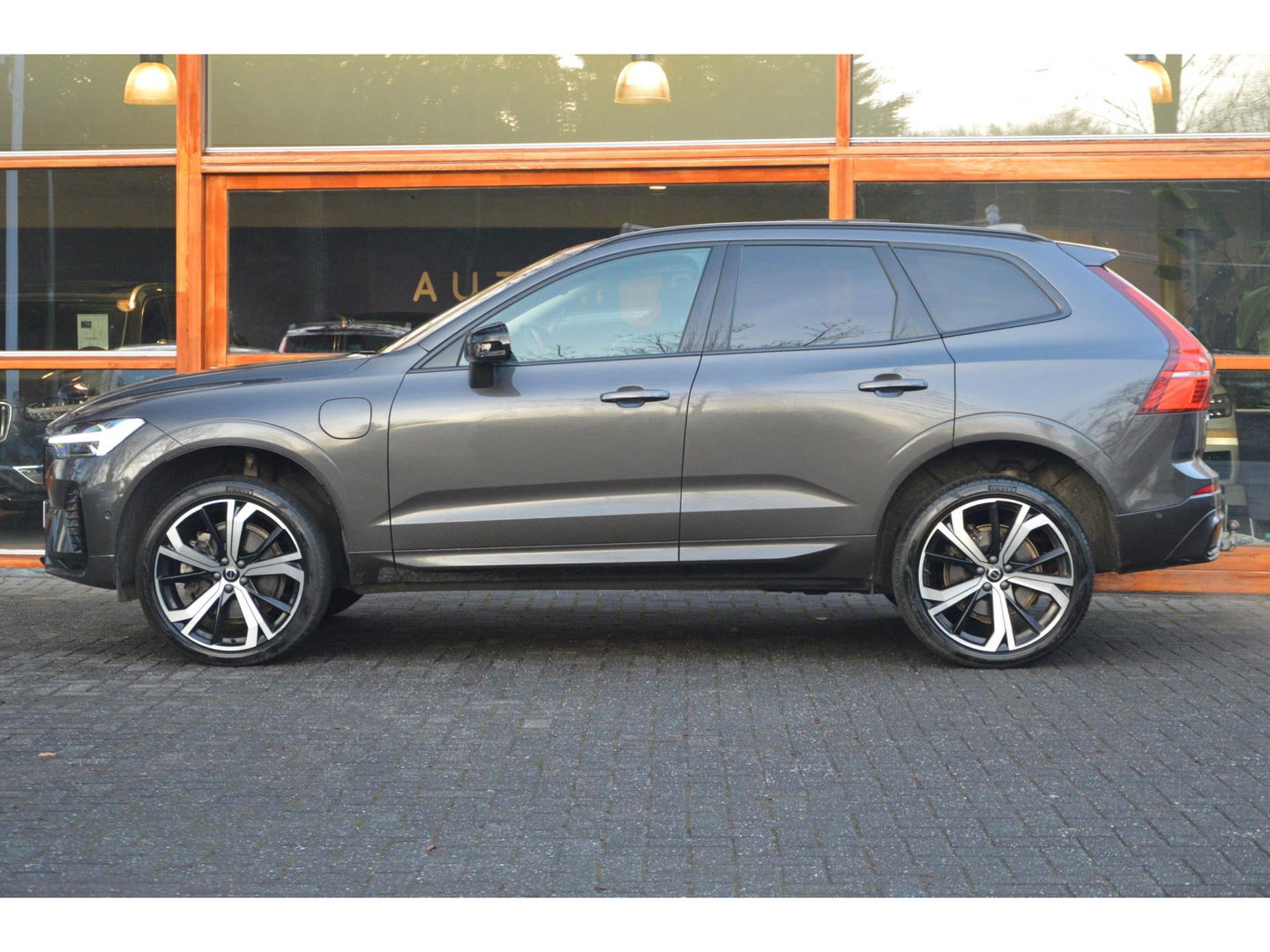 Volvo XC60 T8 Hybride AWD Plus Dark | Luchtvering | Head-Up | Panoramadak | 360° Camera | Trekhaak | Stoel + Stuur Verwarmd |
